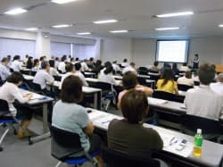 日本ユニシスは社員向けに介護問題のセミナーを開催している(東京都江東区、同社本社)