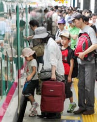 お盆をふるさとで過ごす人たちなどで混み合う東北新幹線のホーム(8月11日午前、JR東京駅)