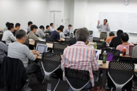 東京理科大専門職大学院のMOTの講座は中高年の姿も多い(東京都新宿区)