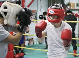 ボクシングの大会出場を目指してトレーニングに励む横井昭裕さん(東京都渋谷区)