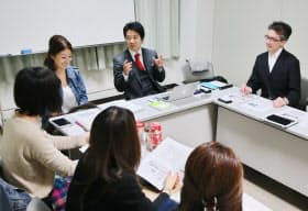 大西純さん（中央）ら「プロボノ」は不妊に関する啓蒙活動を行う女性グループを支援する(東京都港区)