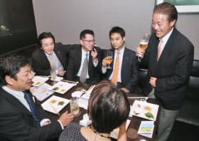 田中さん(右)らはダイエット談義に花を咲かせる(東京都港区)