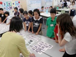 日本政策金融公庫では子どもたちが「パン屋をはじめよう」と題した企画に挑戦(東京都千代田区)