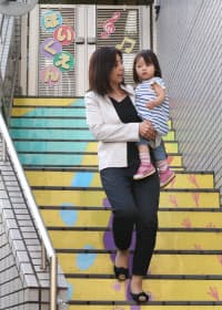 仕事帰り、松本さんは娘を迎えに行く。保育園は自宅と職場とは異なる区にある