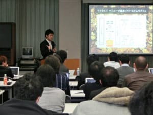 自ら開発したサービスを、「モーニングピッチ」で投資家らに説明する男子大学生(東京都新宿区)