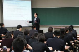 神奈川労働局の労働法セミナーには、60人以上の就活生が集まった(神奈川県平塚市の東海大学)