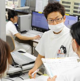 医療現場で活躍する男性看護師（東京都新宿区の慶応義塾大学病院）
