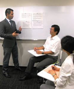 15年以上、英会話教室で学び続ける串宮平恭さん（中）（東京都中央区のイーオン銀座校）