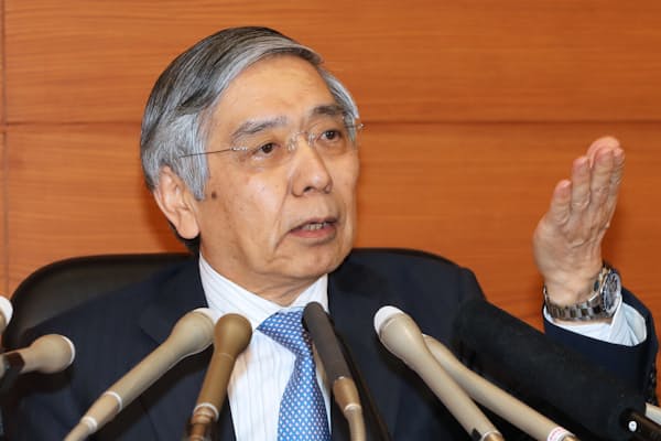 日銀の黒田総裁は2%の「物価安定目標」の達成に強気の姿勢を崩していない（4月27日、日銀本店）
