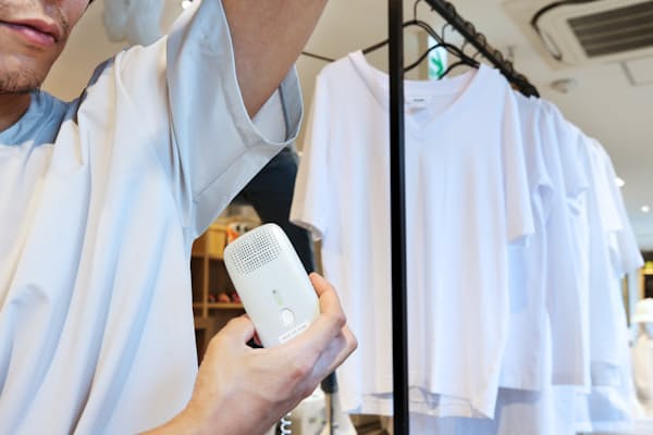 体臭測定器「クンクン　ボディ」を試せる消臭機能つきシャツ売り場（東京都港区の「ニュートラルワークス　バイ　ゴールドウイン」）