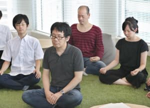 「マインドフルネス研修」で瞑想するヤフーの社員（東京都千代田区）