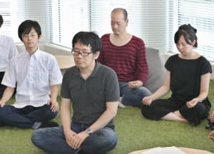「マインドフルネス研修」で瞑想するヤフーの社員(東京都千代田区)