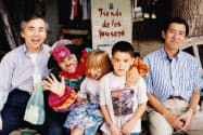 出張で訪れたチリで、現地の子どもたちと（97年1月、左が本人）