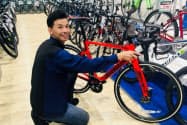 全国に5人だけの接客マイスターの萩原さんは自身の自転車の体験を顧客に伝える