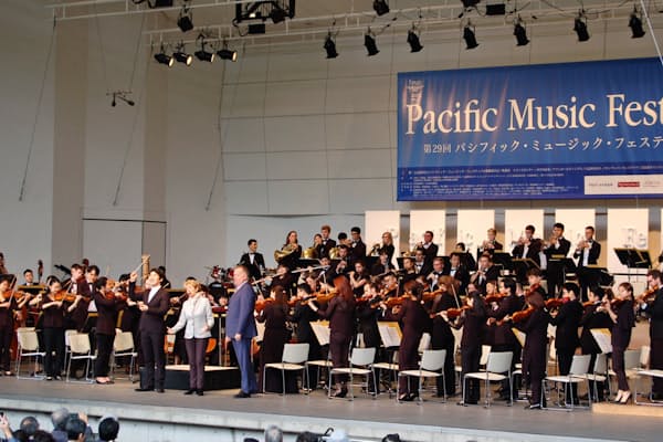 PMFのオープニングコンサートでバーンスタインの生誕100年を祝う出演者ら（7日、札幌市）