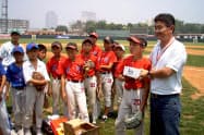 中国では野球で天津ライオンズのスポンサーになるなど企業の社会的責任（CSR）にも力をいれた（05年、右が本人）