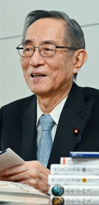 ほそだ・ひろゆき　1944年生まれ。東大卒。官房長官、自民党幹事長などを歴任。永田町有数の蔵書家で、図書議員連盟や活字文化議員連盟の会長を務める。