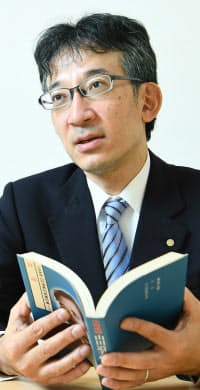 さとう・やすみつ 1969年生まれ。京都府出身。87年プロ棋士に。タイトル獲得は歴代7位の通算13期。永世棋聖の資格を保持。2017年2月から現職。