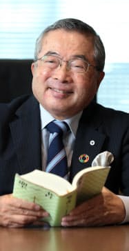 せんもと・さちお 1966年京大工卒、84年に稲盛和夫氏らと第二電電(現KDDI)を創業。99年イー・アクセス(現ワイモバイル)創業。2015年から現職。