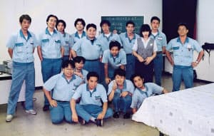 麿社長（後列左から2人目）は、1990年代後半にフィルム素材の世界展開へ奔走した