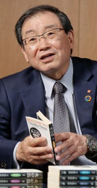とくら・まさかず 1950年兵庫県出身。東大経卒、住友化学工業(現住友化学)入社。経営企画などを経て2011年社長、19年から現職。経団連副会長を務めた。