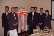 エル・エヌ・ジー中部で大規模工場向けにLNGの販売を手掛けた(小野田氏は左端)