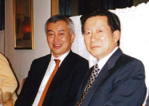 岩沙会長(右)には部下として長く仕え、大きな絵を描く大切さを学んだ(2000年前後)
