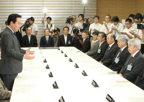 野田佳彦政権で勝氏は社会保障と税の一体改革の実現に取り組んだ（着席の右から2人目、2011年9月）