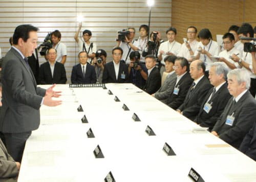 野田佳彦政権で勝氏は社会保障と税の一体改革の実現に取り組んだ(着席の右から2人目、2011年9月)