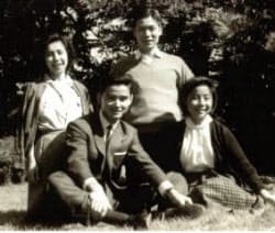 大学時代にいとこたちと(前列左が本人)