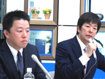 高田明氏(右)は長男の旭人氏(左)にトップを譲った(2014年夏の記者会見)