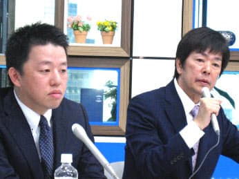 高田明氏（右）は長男の旭人氏（左）にトップを譲った（2014年の記者会見）