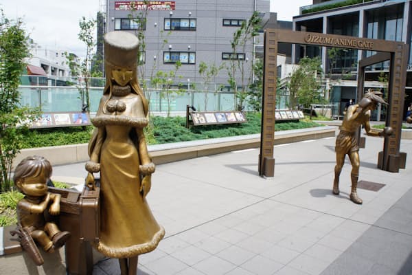 東京・大泉学園駅前には練馬区ゆかりのアニメキャラの等身大像が並ぶ