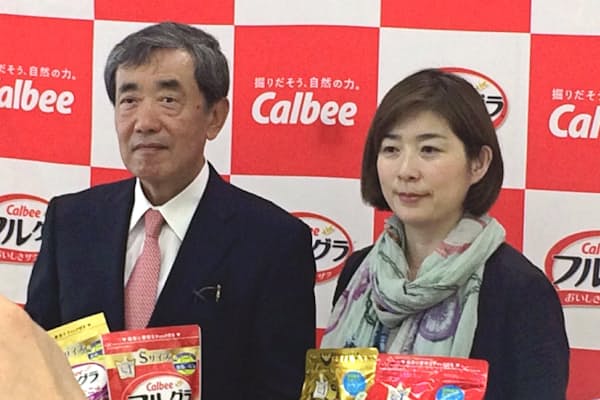松本晃氏（左）は、カルビーの会長兼最高経営責任者（CEO）として社員にも自分にも成果を求めた（2016年）