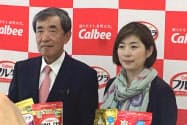 松本晃氏(左)は、カルビーの会長兼最高経営責任者(CEO)として社員にも自分にも成果を求めた(2016年)