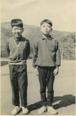 小学生時代(右が沢田氏)
