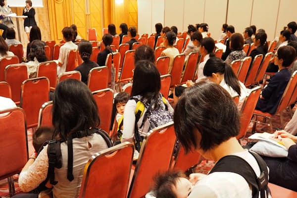 東京都が主催した合同就職面接会に赤ちゃん連れの女性も参加した（東京都立川市）
