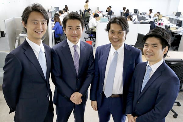 日本法人のYCPジャパン（東京・港）のオフィスで並ぶ、グループCEOの石田裕樹氏（左から2人目）と幹部ら