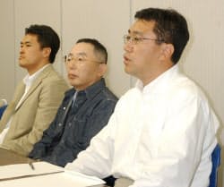 玉塚氏（左）の社長就任発表時に自らの副社長辞任の理由を語る沢田氏（右）