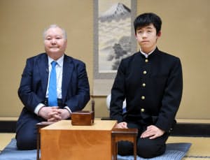 2016年12月に対局した加藤一二三・九段(左)と藤井聡太四段(当時)。「最年長と最年少の棋士対決」と話題になった