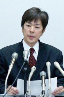 顧客情報流出について記者会見する高田明氏（2004年3月9日、長崎県佐世保市）