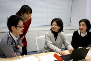 テレワークを自ら実践することで、部下にも活用を促した日本たばこ産業の小松さん(右から2人目、東京都中央区)