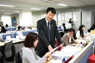メルマガ発行で部下のワークライフバランスへの理解を促した損害保険ジャパン日本興亜の沖井さん(左から2人目、東京都新宿区)