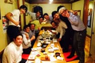 地域別の「一番搾り」造りわけの打ち上げ(都内の居酒屋で。左の列奥から3番目が本人)