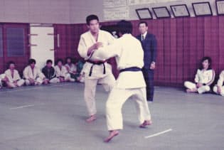 大学時代は柔道に打ち込んだ(中央左が本人)