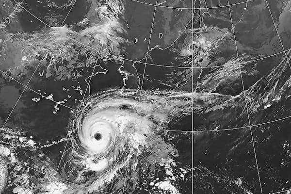 最盛期を迎え中心気圧が935ヘクトパスカルまで下がった台風18号は、目がくっきりして雲の渦が引き締まっている（14日午後9時、気象庁ホームページから）