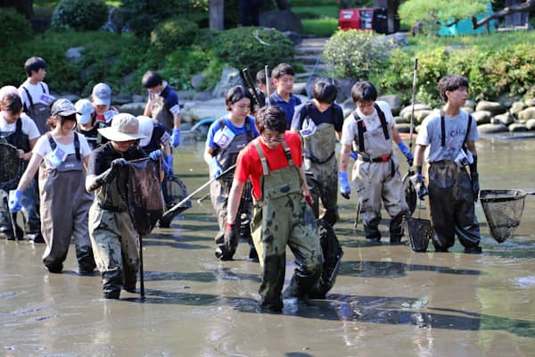『緊急SOS！池の水ぜんぶ抜く大作戦』（テレビ東京）　MCは田村淳と田中直樹。泥まみれで格闘する姿に見物客からは声援が送られるという