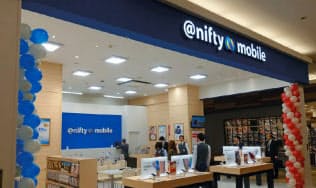 ニフティ買収後、格安スマートフォンなどを展開する新業態の「ニフティモバイル」を開いた