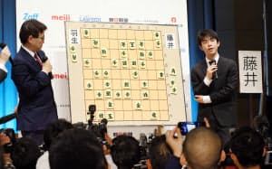 将棋では形勢を判断する力が大事(2018年2月の朝日杯将棋オープン戦で勝利した後、対局を振り返る藤井聡太五段=右、当時=と羽生善治竜王)