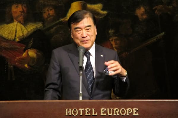 ハウステンボスのホテルで開いた入社式で出席者に語りかける沢田秀雄氏